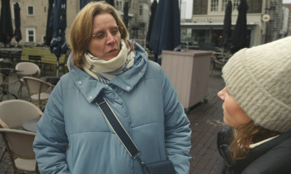 Afbeelding met daarop presentator Marijn Frank en Corine