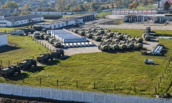 Trucks op een Russische militaire basis