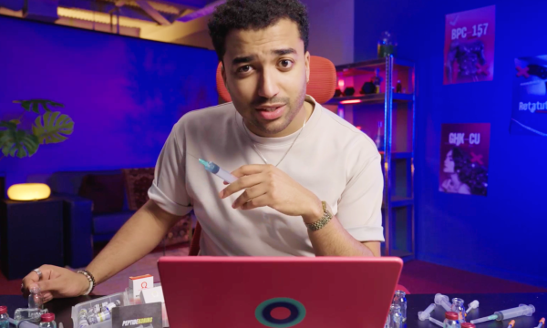 Presentator Benji Heerschop met een flesje peptiden en een naald.