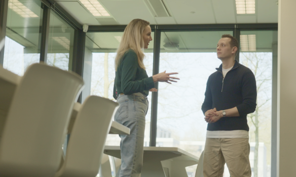 Jos in gesprek met relatiewetenschapper Tilla Pronk