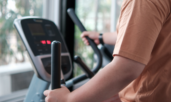 Header met daarop een sportende jongere