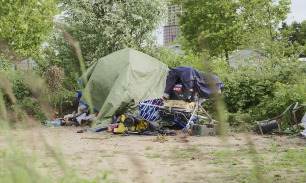 Een dakloze man overnacht in een tent