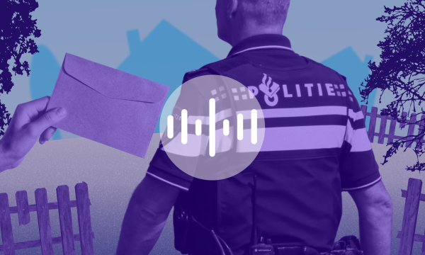 Afbeelding met daarop een envelop en een politie-agent van de achterkant