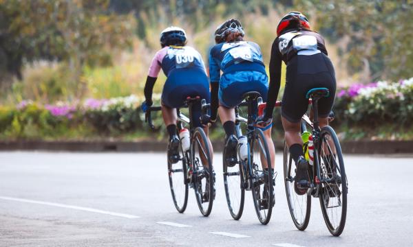 Drie wielrenners op de weg