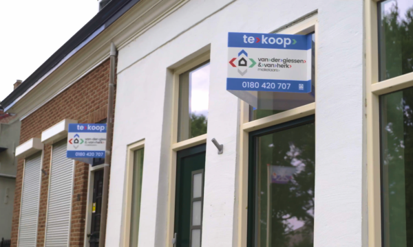 Aan de dijk in Moerdijk staan meerdere huizen naast elkaar te koop