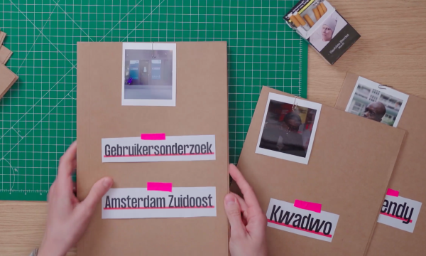 Een map met onderzoeksresultaten uit de gebruikersruimte in Amsterdam Zuidoost