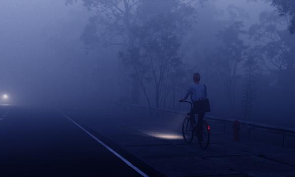 Vrouw fietst op donker fietspad